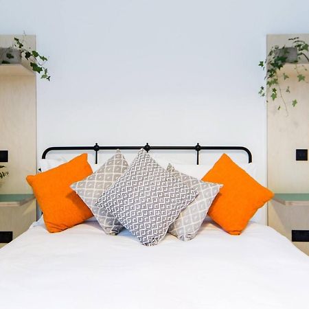 The Plywood Flat, Modern Style In A Traditional Tenement Edinburgh Exterior photo