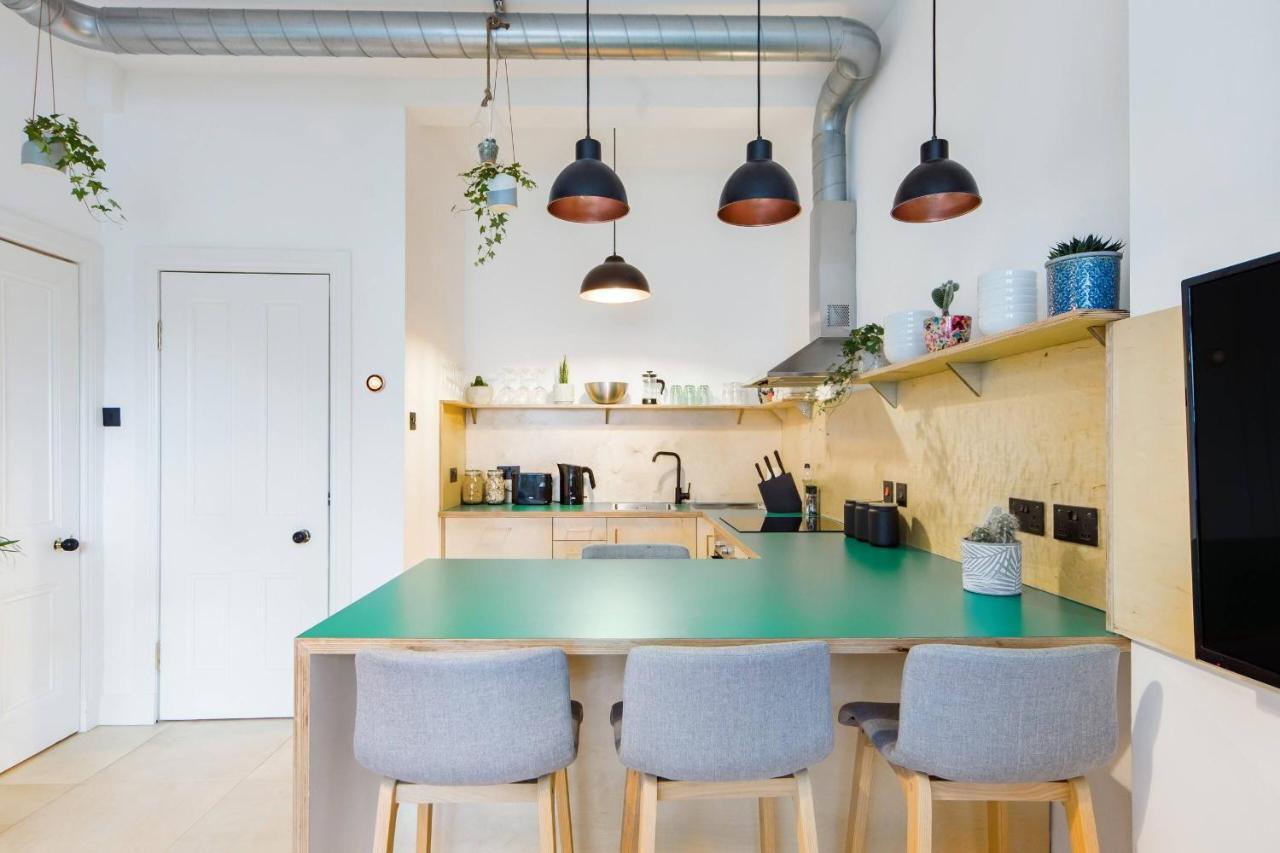 The Plywood Flat, Modern Style In A Traditional Tenement Edinburgh Exterior photo