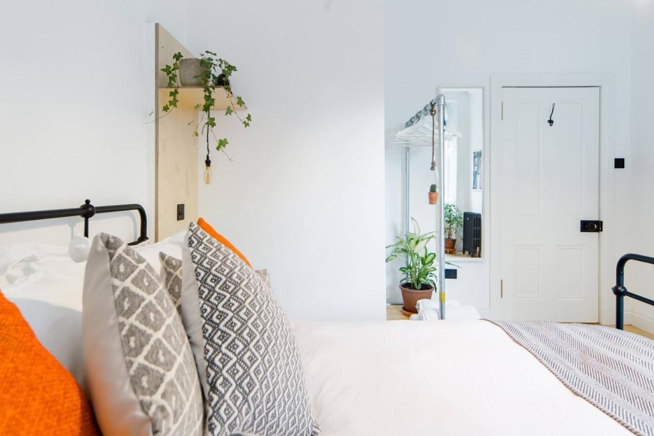 The Plywood Flat, Modern Style In A Traditional Tenement Edinburgh Exterior photo