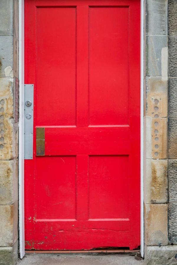 The Plywood Flat, Modern Style In A Traditional Tenement Edinburgh Exterior photo