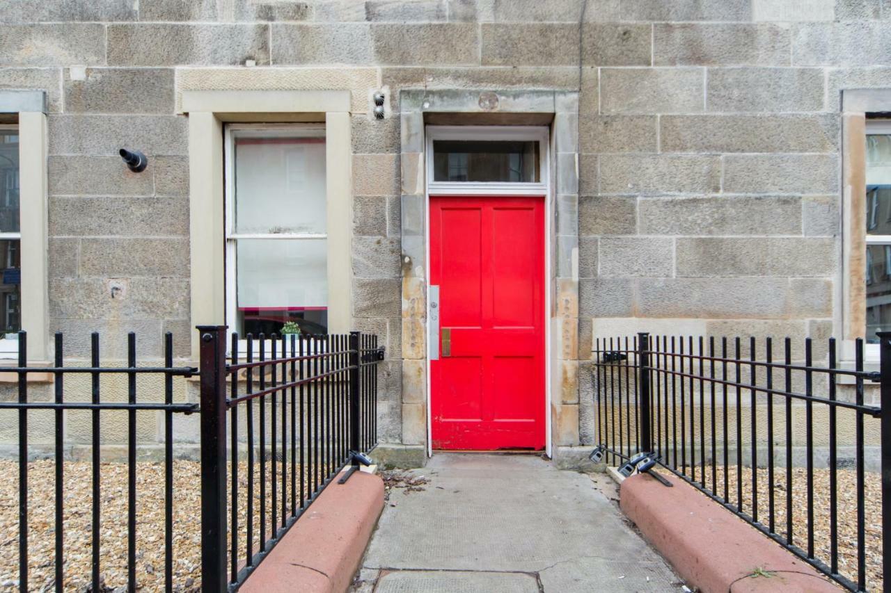The Plywood Flat, Modern Style In A Traditional Tenement Edinburgh Exterior photo