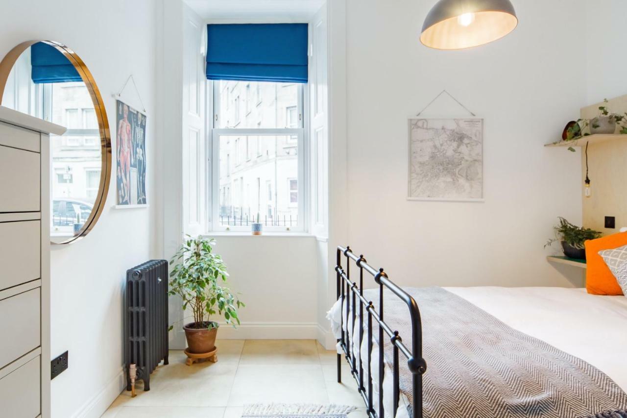 The Plywood Flat, Modern Style In A Traditional Tenement Edinburgh Exterior photo